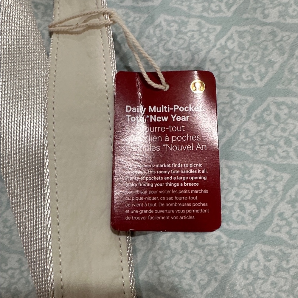 luluđ NWT New Year Daily Multi Pocket Tote - Picture 4 of 7
